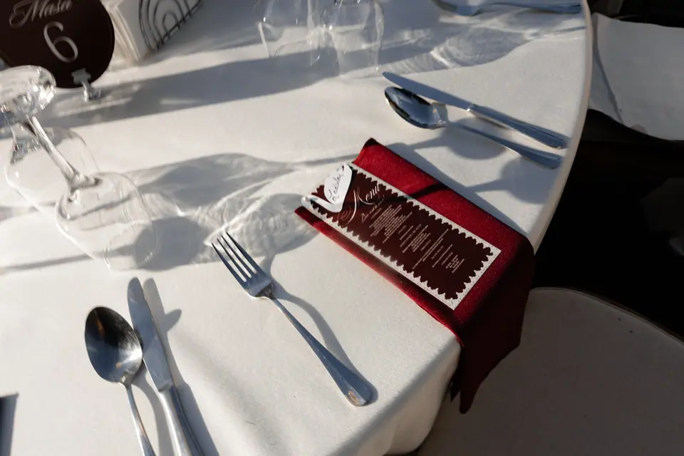 A place setting by the “Masa 6” table number